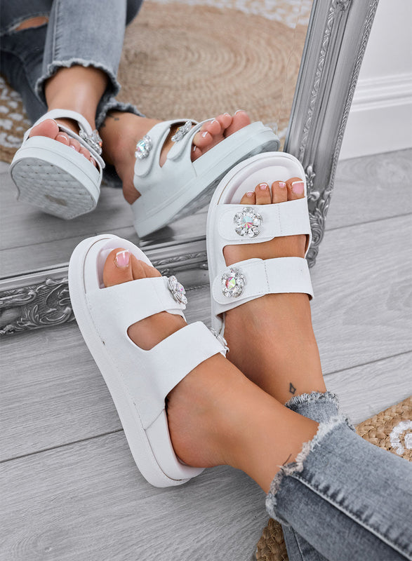 SAMMY - Sandalias blancas tipo ciabatta con doble tira y flores de pedrería