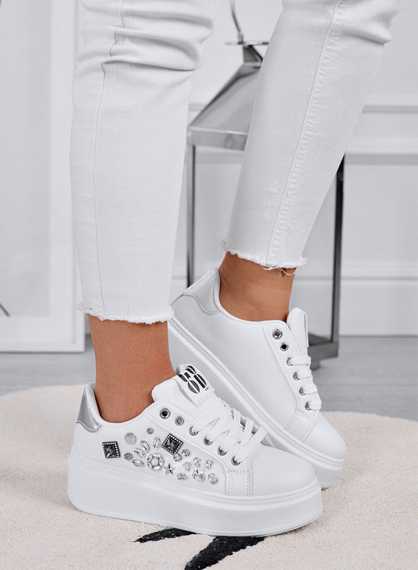 KELLY - Zapatillas blancas con cuña y aplicaciones de joyería plateada