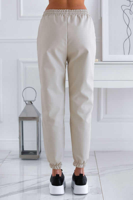 Pantalón beige de polipiel con muelle y puntilla en la cintura