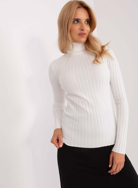 Suéter blanco de canalé con cuello alto