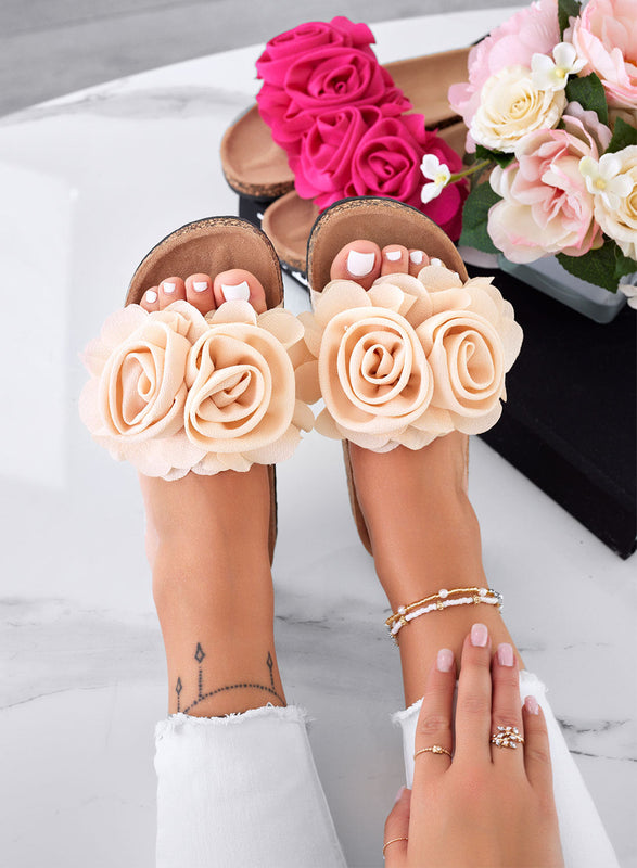 SUMMER - Sandalias beige tipo chancla con flores aplicadas