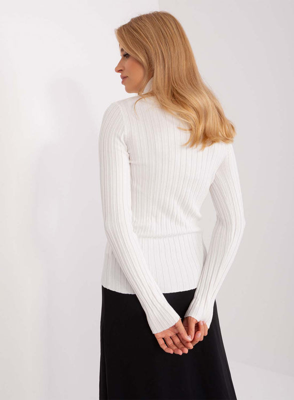 Suéter blanco de canalé con cuello alto