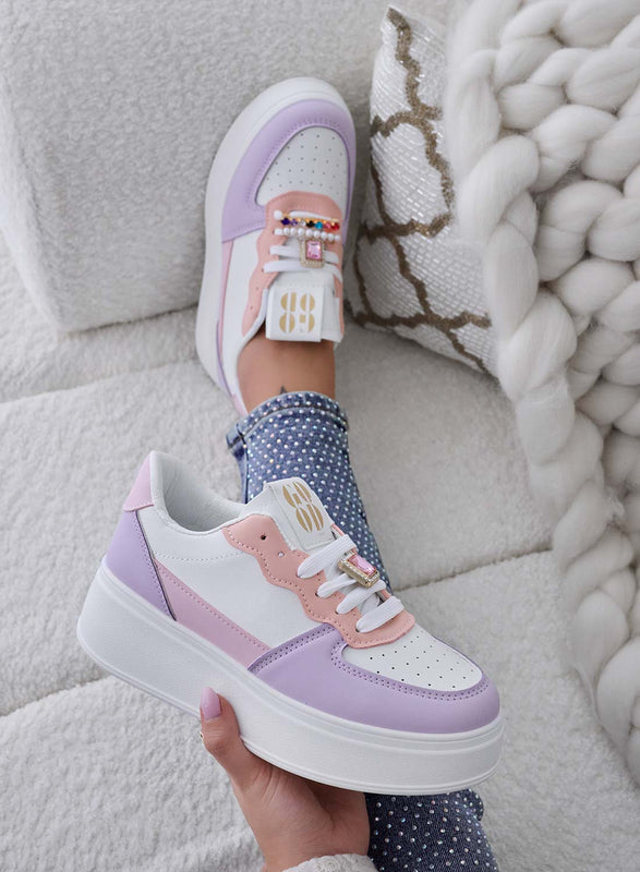 PETRA - Zapatillas blancas con inserciones lilas y aplicaciones de joyas