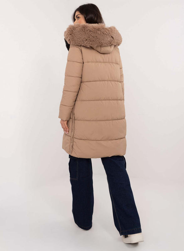Chaqueta larga acolchada color barro con capucha de piel sintética