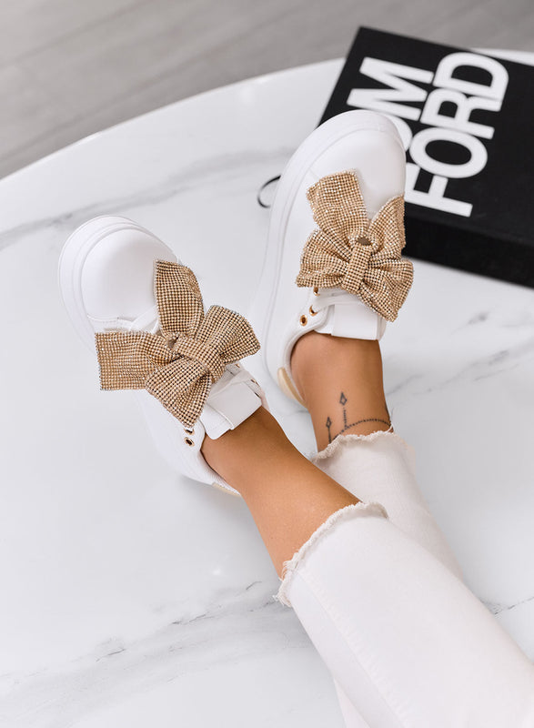 BELGA - Deportivas blancas con lazo de strass dorado