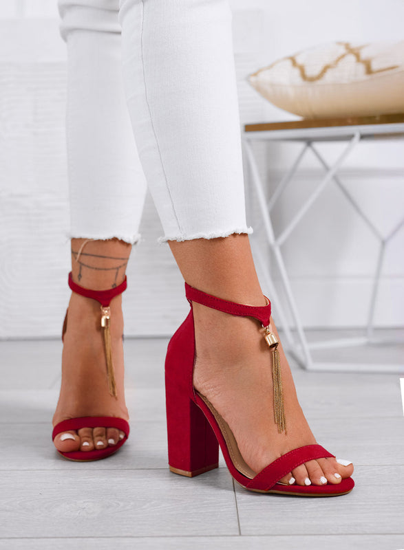 ALLISON - Sandalias rojas con tacón y colgante dorado en el tobillo