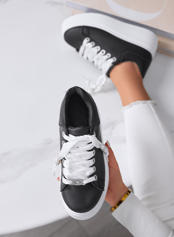CARTER - Zapatillas Platform Negras con Cordones de Raso y Perlas
