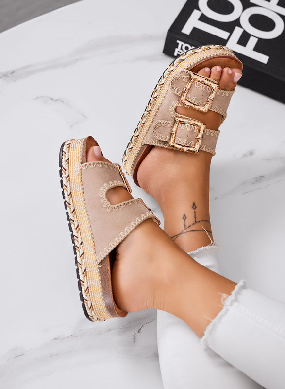 SPARTA - Sandali Ciabatte beige con maxi fibbie oro e suola platform