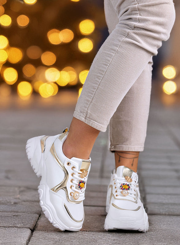 ADAMS - Zapatillas blancas para mujer con suela gruesa y detalles en joya dorados