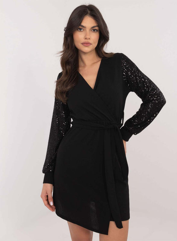 Vestido negro con mangas de paillettes