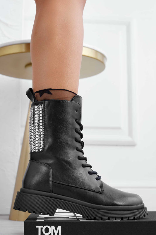 Botines negros tipo militar con cordones y joya en la parte trasera
