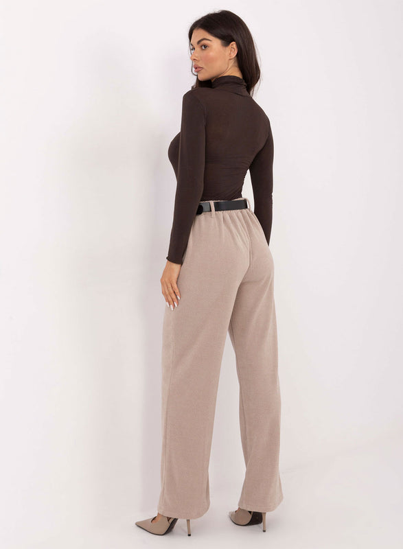 Pantalón suave beige de tiro alto con cinturón