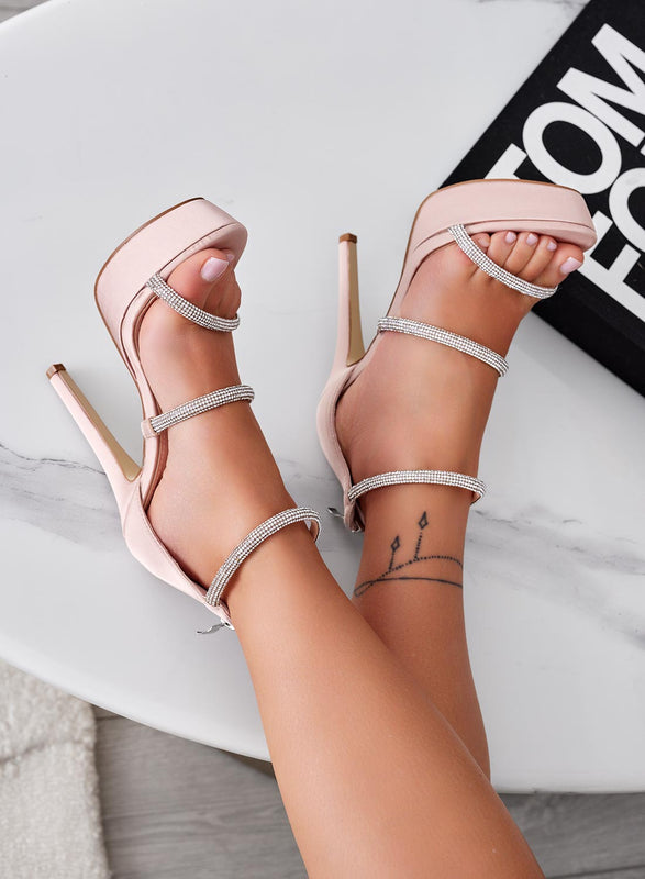 Sandales nude ornés de bijoux avec brides en strass