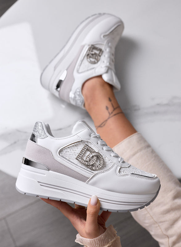 ESTER - Zapatillas Blancas Plataforma con Detalles Plateados y Logo Joya