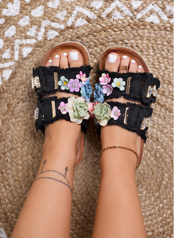 ALIBY – Sandalias negras tipo chanclas con flores de colores y detalles joya sobre suela de corcho
