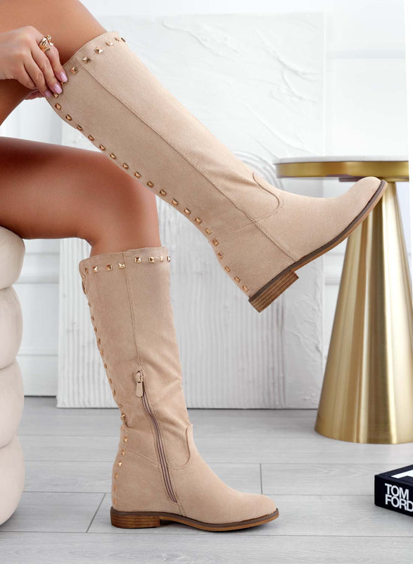 JANINE - Botas de ante beige con cuña interior y tachuelas