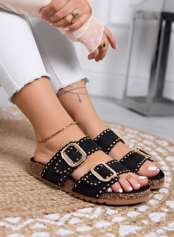 GRETA - Sandalias negras tipo chanclas con tachuelas y hebillas doradas
