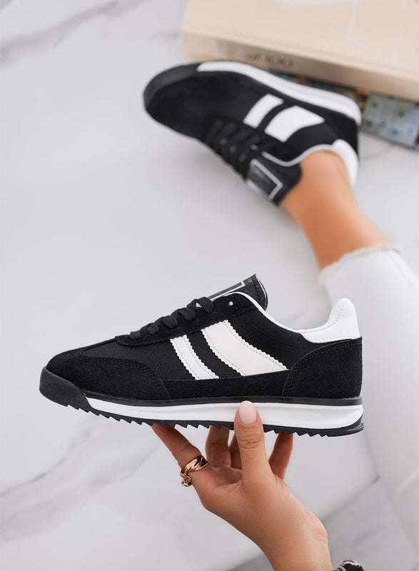 JUNO - Zapatillas negras de tela con detalles blancos y suela de goma