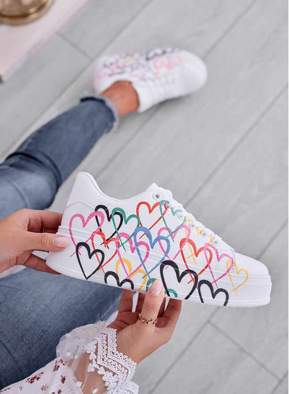 SHEBA - Zapatillas blancas con estampado de corazones multicolor