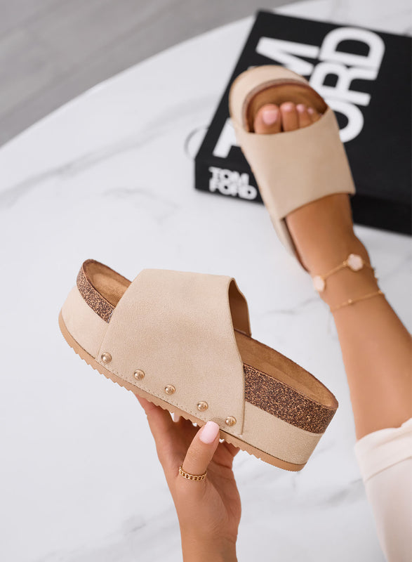 ORIO - Sandalias de cuña beige con banda ancha y remaches laterales