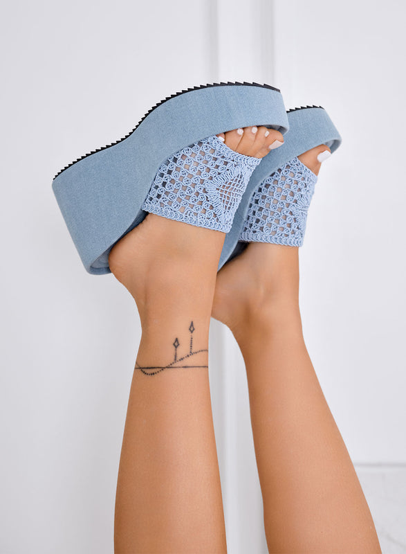 COOPER - Sandalias azules de tela crochet con cuña