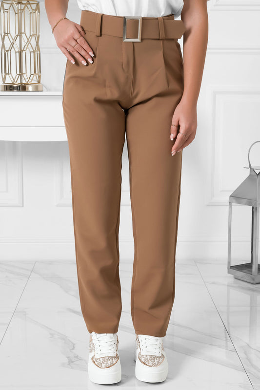 Pantalón marrón de cintura alta con cinturón