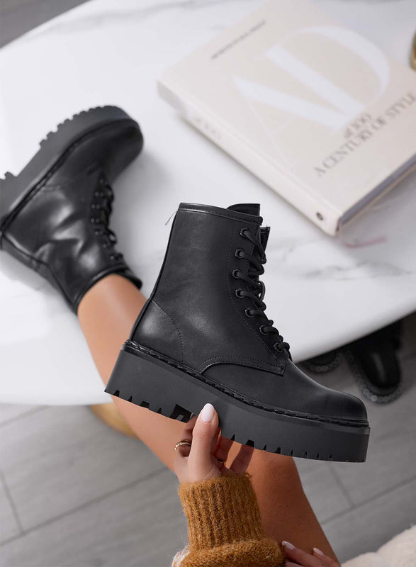 TESSA - Botines negros estilo anfibio de Alexoo