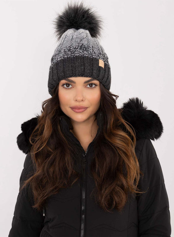 Chapeau gris avec doublure intérieure et pompon