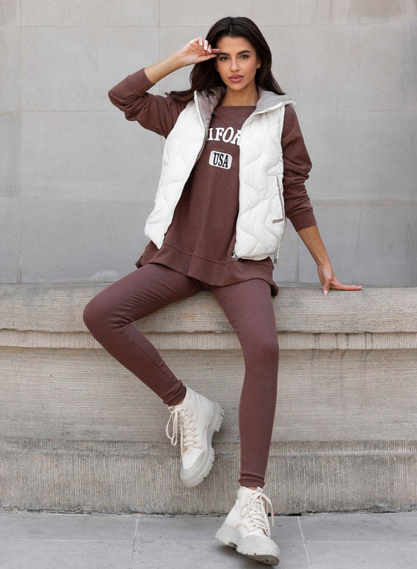 Conjunto de dos piezas color barro con leggings y maxi camiseta California