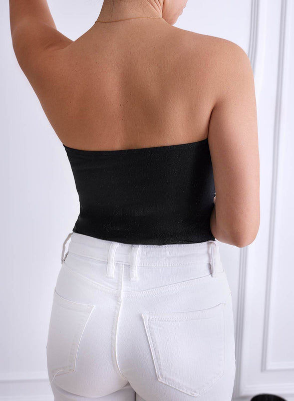 Top negro laminado con escote profundo