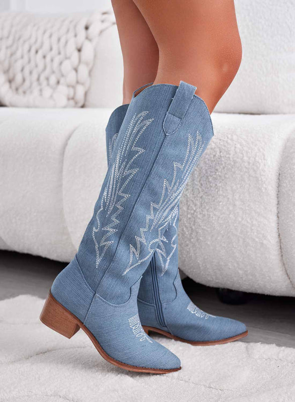 Botas camperas azul vaquero con bordado