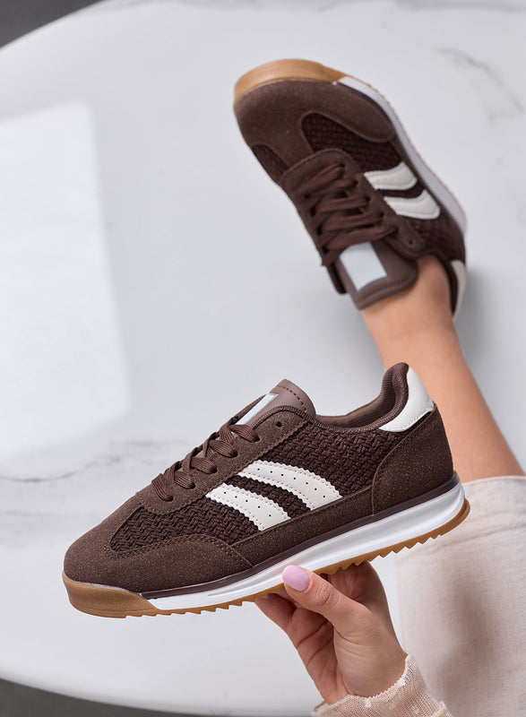 PIERA - Zapatillas marrones de tela con detalles blancos y suela de goma