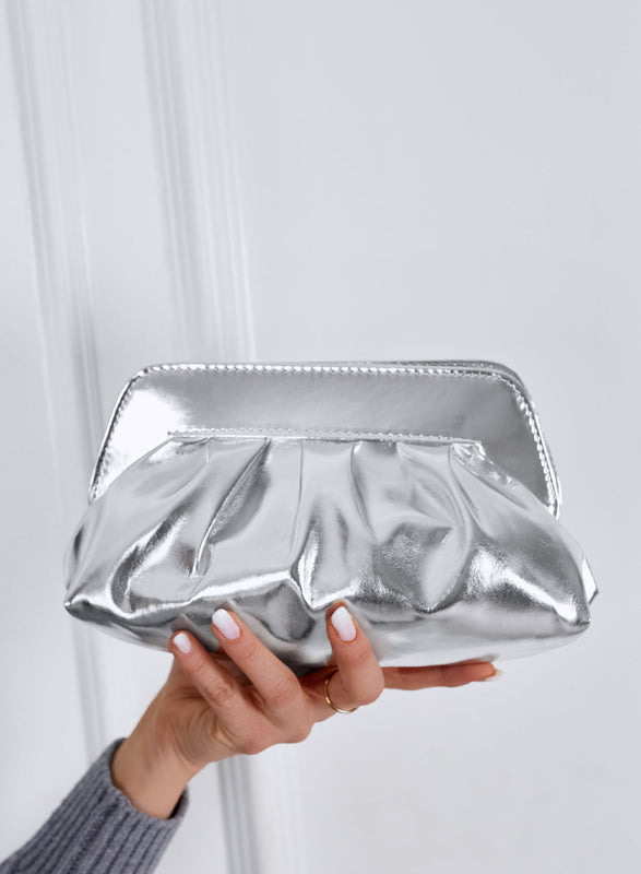 Bolso tipo clutch plateado en piel sintética con cadena