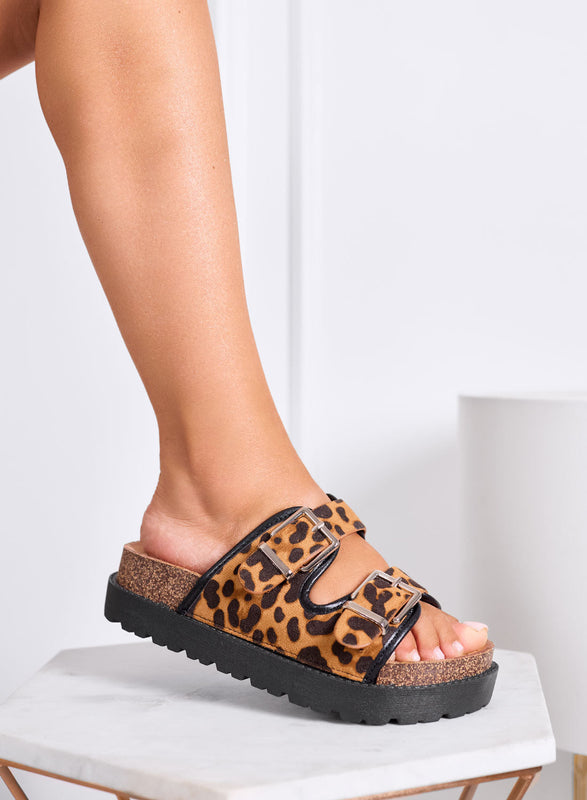 GOMEZ - Sandalias tipo chanclas de plataforma con estampado de leopardo y doble hebilla