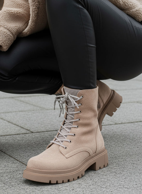 MOIRA - Botines anfibios Alexoo beige con cordones y lengüeta joya