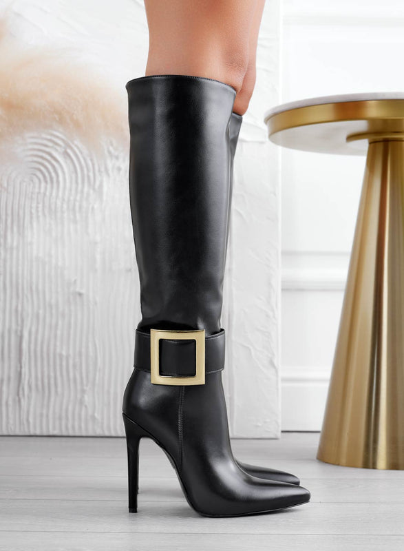 Stivali neri con fibbia oro e tacco alto a spillo