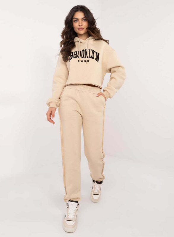 Conjunto beige de dos piezas con felpa y estampado Brooklyn