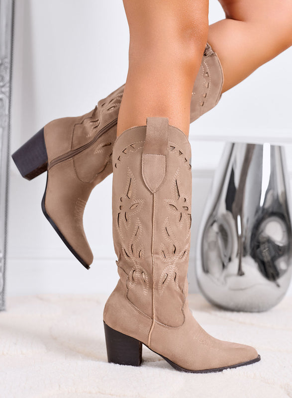 MARILENA - Bottes camperos couleur boue avec talon moyen et broderies ajourées