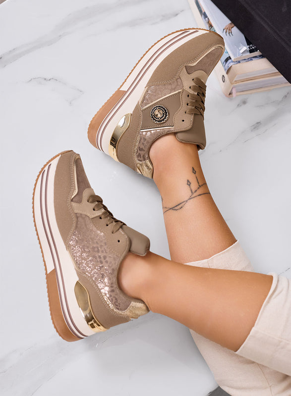 BAHIA - Zapatillas color barro con aplicación de joya y suela plataforma