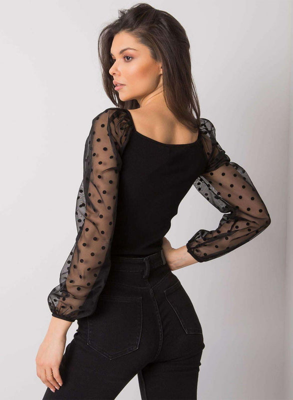 Blusa negra con mangas de tul y lunares