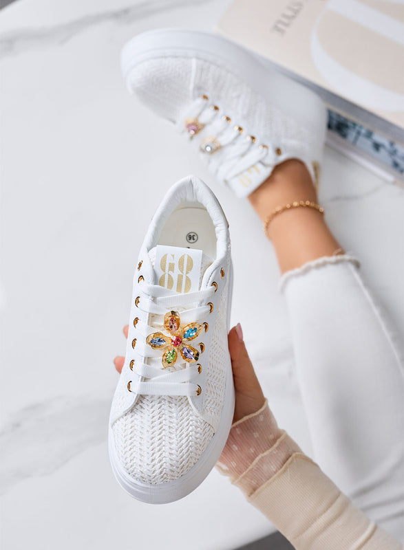 MARISA - Zapatillas blancas con plataforma y detalle joya
