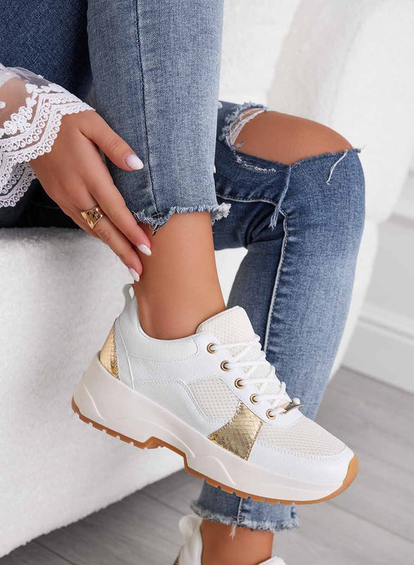 Zapatillas Alexoo blancas perforadas con detalles dorados