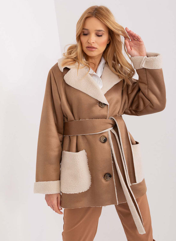 Chaqueta oversize de piel de oveja color barro con bolsillos en contraste