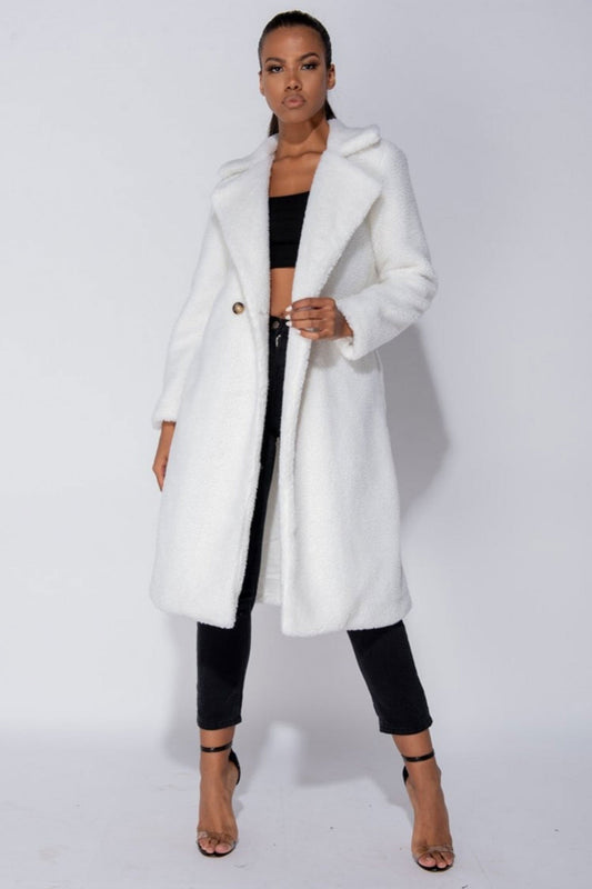 Abrigo de borreguito blanco largo con bolsillos