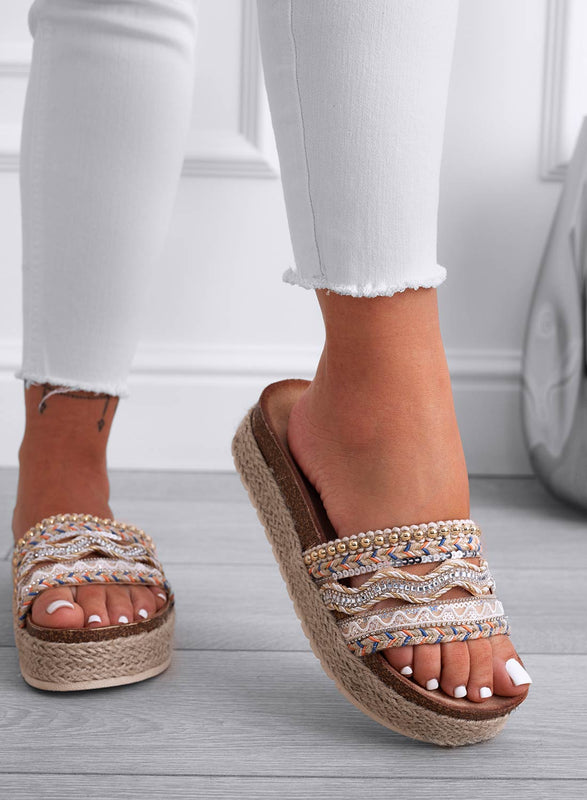 LUCIS - Sandali a ciabatta beige con zeppa e ricamo