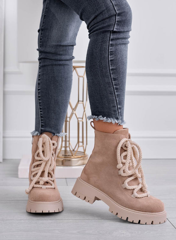 CLOTILDE - Botines anfibios color barro con cordones de cuerda beige