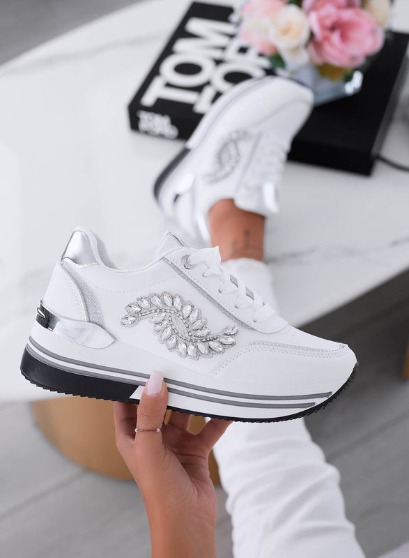 Sneakers bianche con applicazione gioiello argento