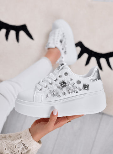 KELLY - Zapatillas blancas con cuña y aplicaciones de joyería plateada