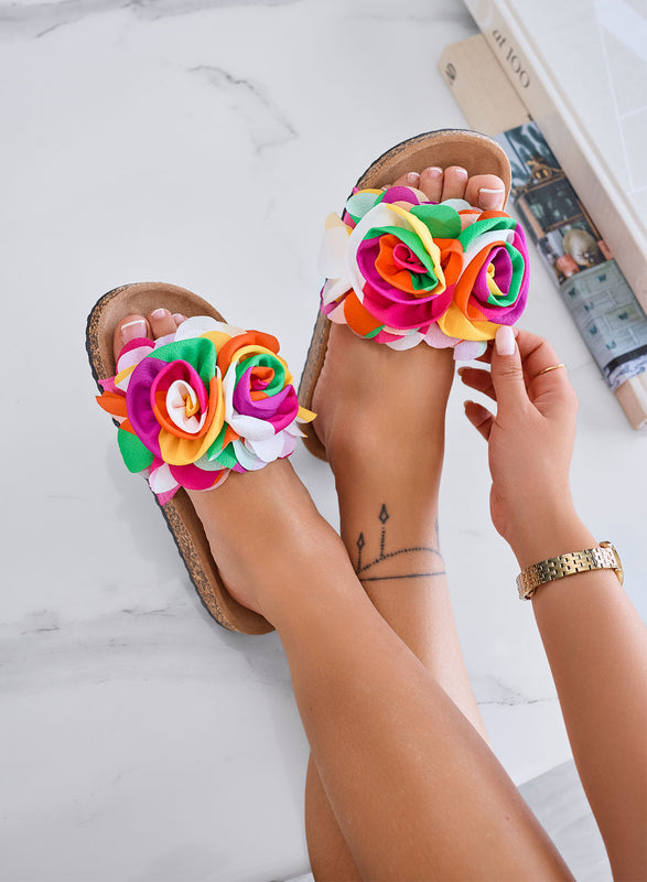 SUMMER - Sandalias multicolor tipo chancla con flores aplicadas