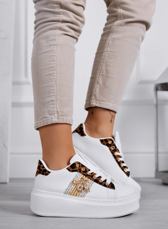 NELSON - Zapatillas blancas con detalle de abeja joya e inserciones de estampado animal